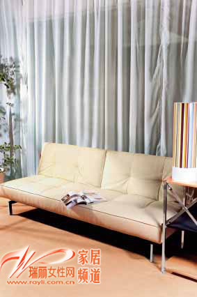 白色精仿皮兩折單人沙發床 折疊沙發床讓坐臥兼得