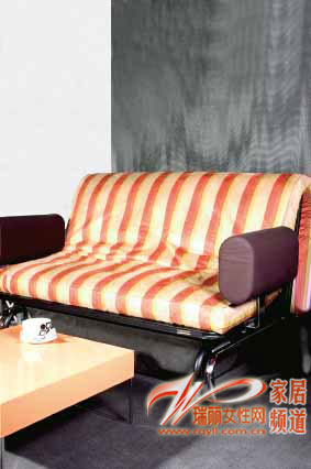 橙色彩條三折雙人沙發床 折疊沙發床讓坐臥兼得