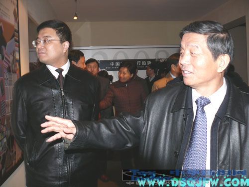 楊東輝來疊石橋家紡城參觀獲獎床品