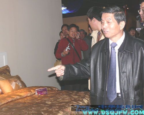 楊東輝來疊石橋家紡城參觀獲獎(jiǎng)床品