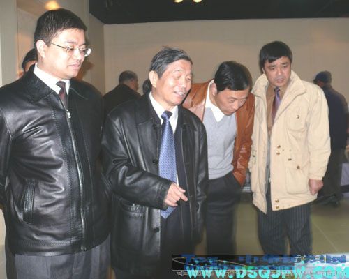 楊東輝來疊石橋家紡城參觀獲獎(jiǎng)床品