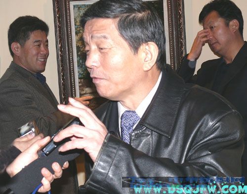 楊東輝來疊石橋家紡城參觀獲獎(jiǎng)床品