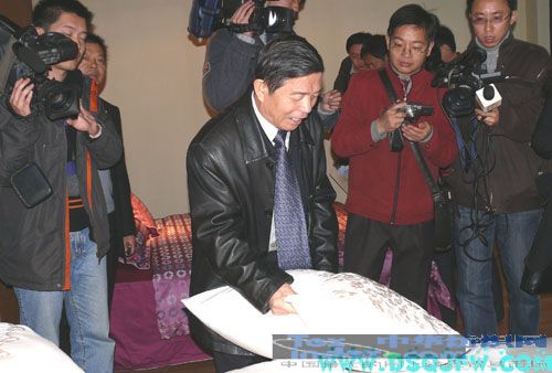 楊東輝來疊石橋家紡城參觀獲獎(jiǎng)床品