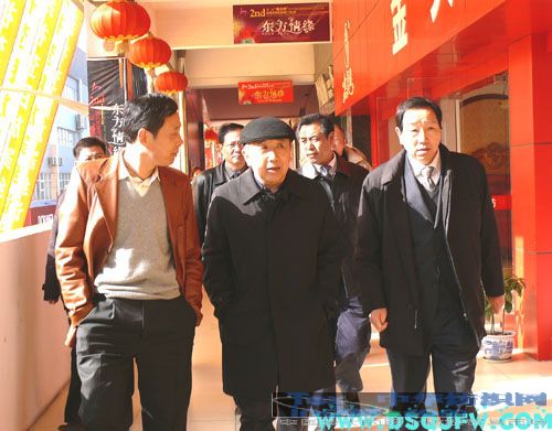 楊東輝來疊石橋家紡城參觀獲獎(jiǎng)床品