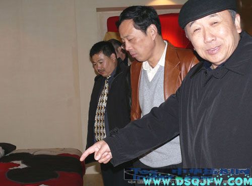 楊東輝來疊石橋家紡城參觀獲獎(jiǎng)床品