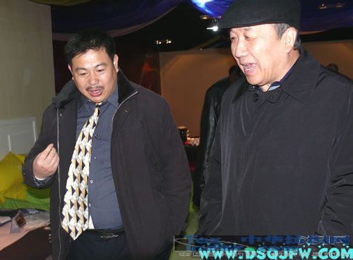 楊東輝來疊石橋家紡城參觀獲獎(jiǎng)床品