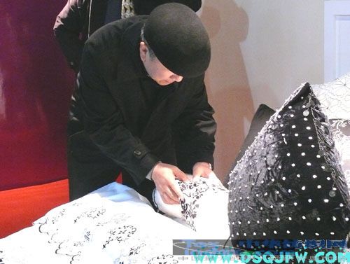 楊東輝來疊石橋家紡城參觀獲獎(jiǎng)床品