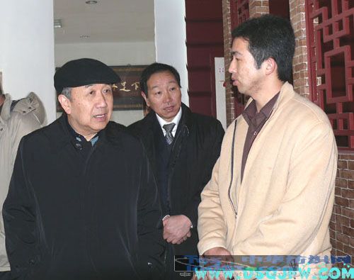 楊東輝來疊石橋家紡城參觀獲獎(jiǎng)床品