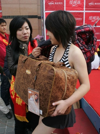 少女當街試睡品牌床品