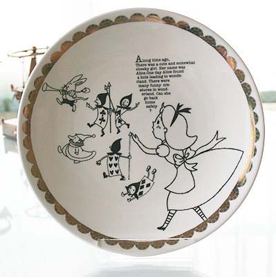 可愛(ài)的插畫(huà)瓷盤(pán)裝點(diǎn)情趣家居