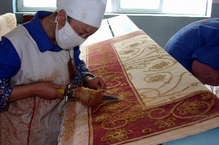 留守婦女加工地毯效益可觀