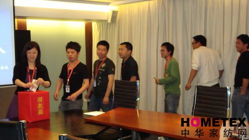 艾萊依向災區人民捐款