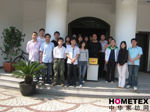 依曼琪獻愛心為災區捐棉被