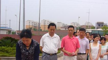 金鳳絲綢向?yàn)?zāi)區(qū)捐物資11萬(wàn)