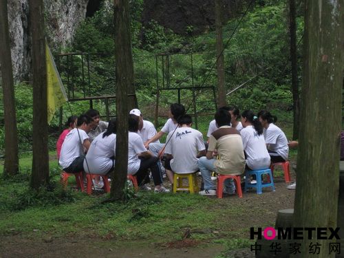 艾萊依麗水公司員工開展拓展訓(xùn)練