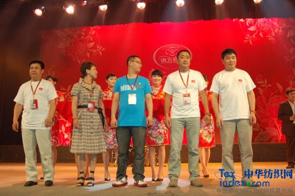 南方寢飾重獎(jiǎng)經(jīng)銷商優(yōu)秀導(dǎo)購員