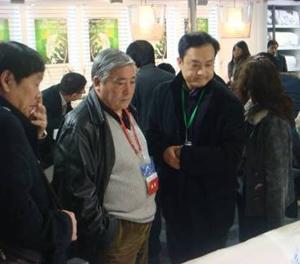 樊廷乙親臨艾萊依展位參觀指導(dǎo)