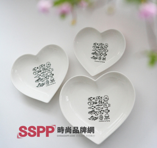 白色印花餐具清爽舒適(一)