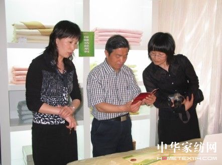 家紡協(xié)會(huì)會(huì)長(zhǎng)楊東輝在櫻花家紡調(diào)研