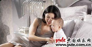 陳慧琳與“兒子”宣傳床上用品