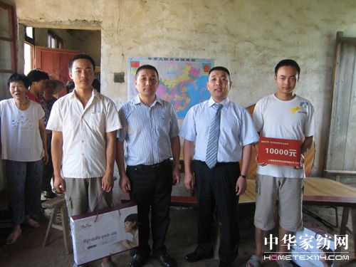 寶縵資助陸姓孿生兄弟上大學(xué)