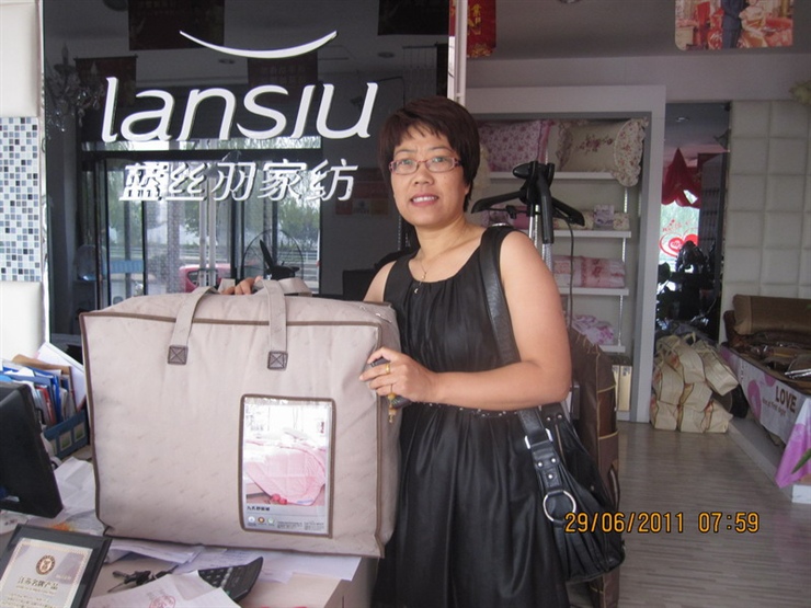 藍絲羽“頌豐功偉績 揚英雄贊歌”