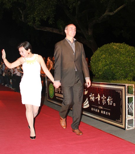 柏年家紡抓拍龔琳娜夫妻攜手走紅毯