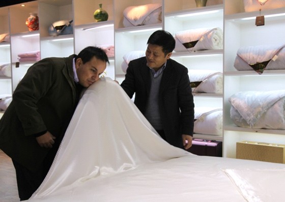 巴西客商與玖久絲綢簽定訂貨合同