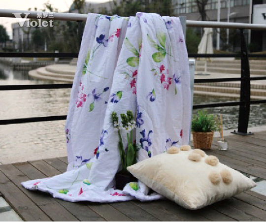 綠蔭濃濃夏日長(zhǎng) 紫羅蘭常伴在身旁