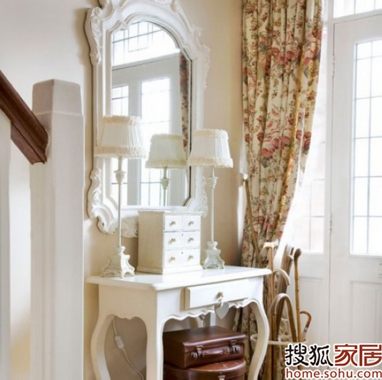 鏡子裝飾倒影出的另一個(gè)世界