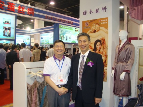 綠冬絲科在2012中國(guó)國(guó)際絲博會(huì)上亮點(diǎn)頻現(xiàn)