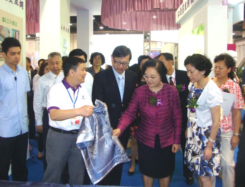 綠冬絲科在2012中國(guó)國(guó)際絲博會(huì)上亮點(diǎn)頻現(xiàn)