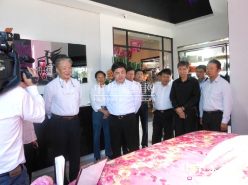 民營經(jīng)濟研究會會長保育鈞視察凱盛家紡