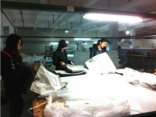 藍(lán)絲羽新員工下車間學(xué)習(xí)熱情高