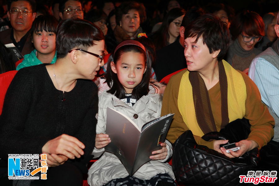 鄧婕攜愛女捧場成方圓個唱