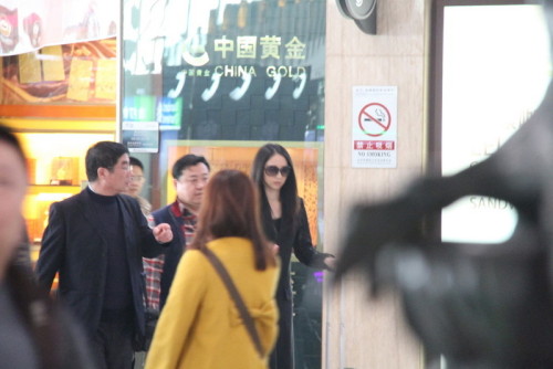 董璇現(xiàn)身機(jī)場疑赴橫店探望高云翔