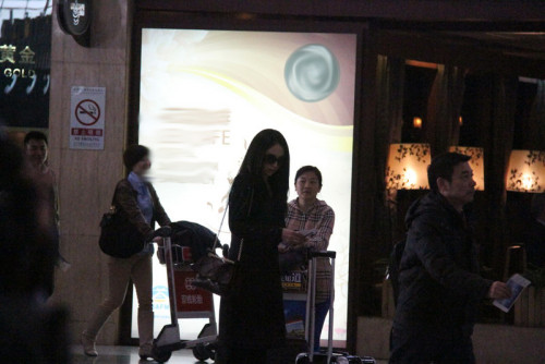 董璇現(xiàn)身機(jī)場疑赴橫店探望高云翔