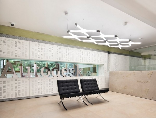 ͨ͸����Autodesk���m�k��̎�OӋ