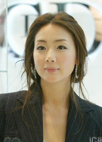 �λۆ���Ӣ��(��i)һ���n���ͱ��t��Ů��