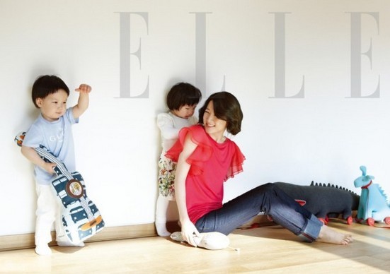 李英愛與雙胞胎兒女合影曝光