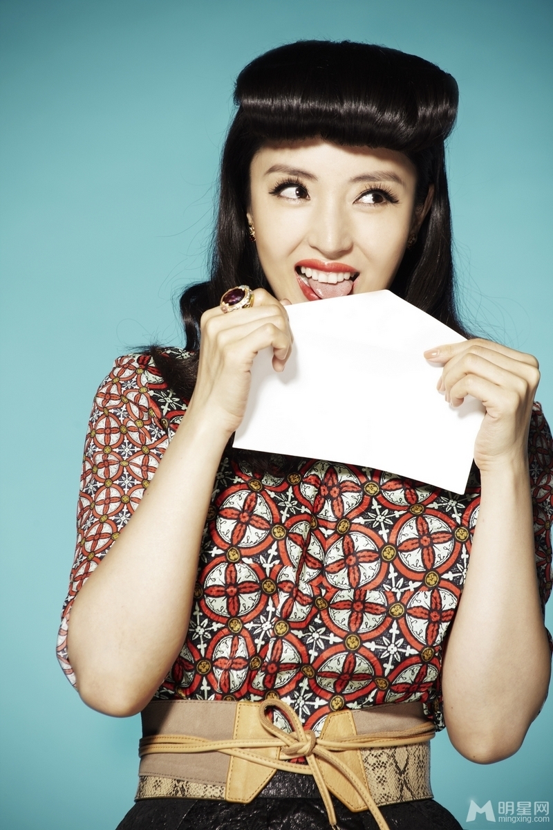 董璇秀美時(shí)尚寫真