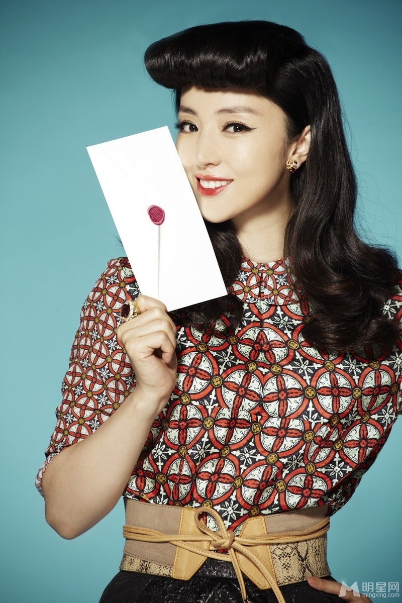 董璇秀美時(shí)尚寫真