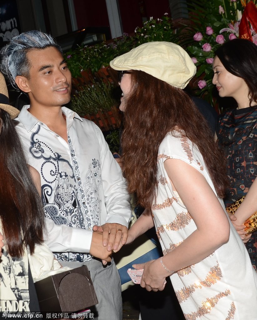 周海媚扮嫩捧場陳龍表演玉女變大嬸