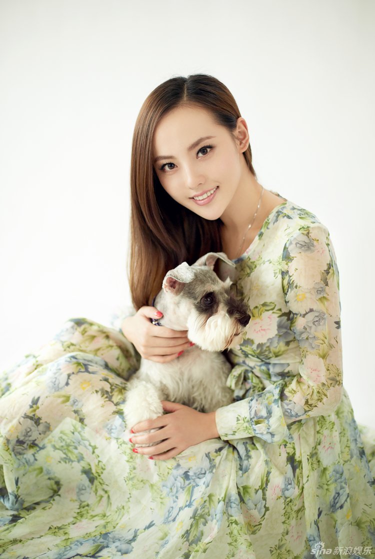 張嘉倪與狗狗親密寫真 為保護動物代言