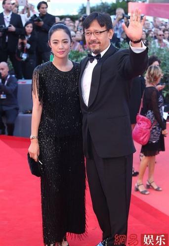 威尼斯開(kāi)幕紅毯姜文周韻不輸克魯尼組合