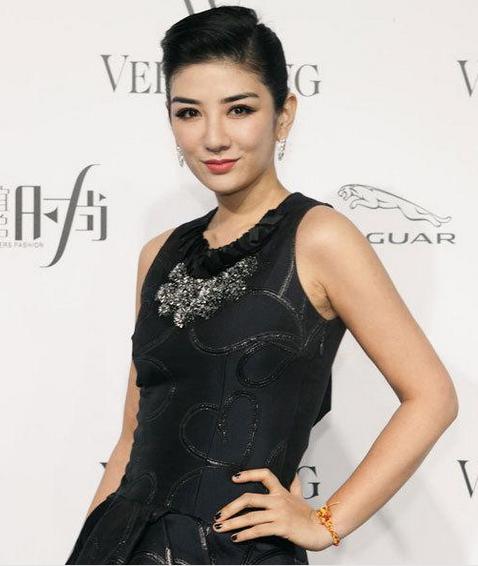 黃奕小黑裙典雅助陣婚紗秀