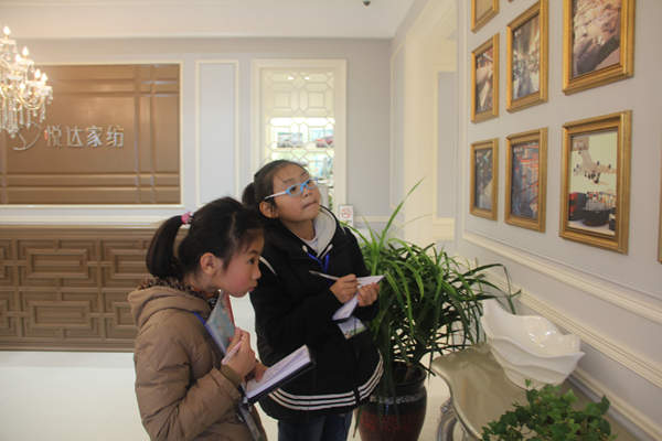 百名晚報小記者走進悅達家紡