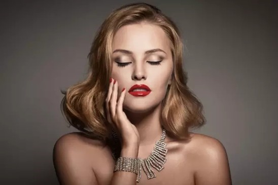 Ů�����@�ӟ��ɵģ��z���D��zS+��Ů�����(l��i)��