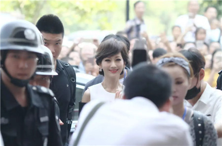 趙雅芝驚艷亮相博洋家紡寧波杉井奧特萊斯專賣店三周年現場