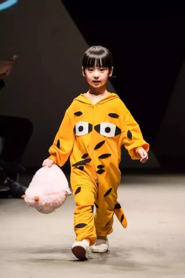 rOӋRFASHIONSHOWCASEzɞ麼ݕrƽ_